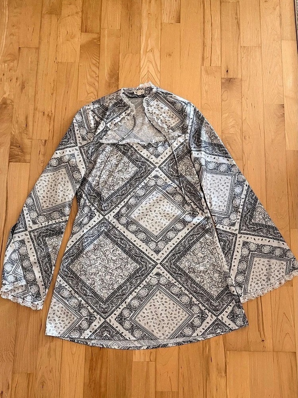 Women's Geometric Blouse in Gray & White Like New